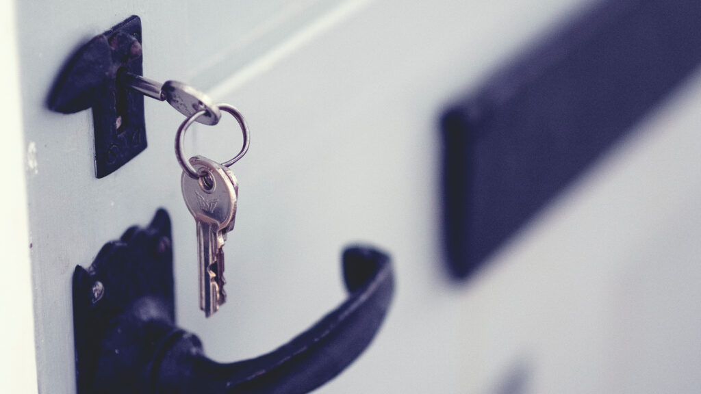 trousseau de clés et poignée de porte