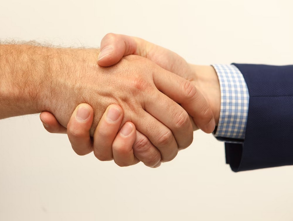 se serrer la main après intervention