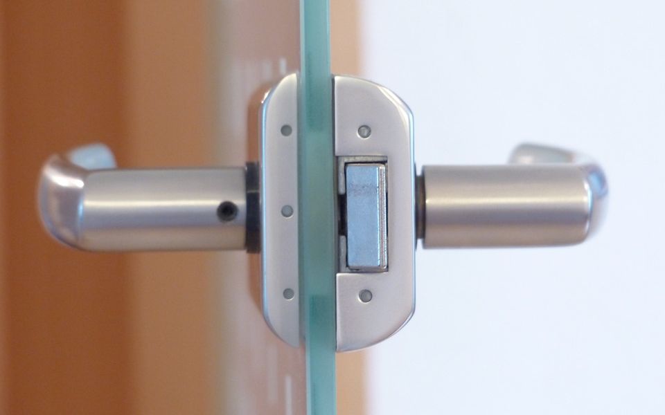 serrure de sécurité sur porte en verre